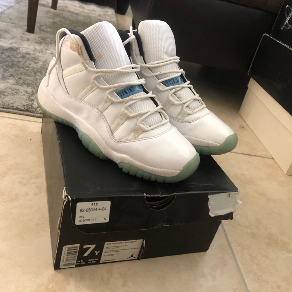 Super clean shoe 100% authentic only wear them twice